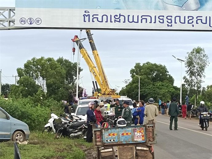 Grúas recuperan los restos del autobús accidentado en la provincia de Kampong Thom (Camboya)