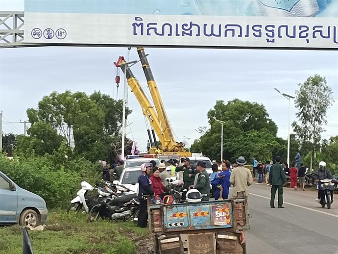 KAMPONG THOM, Nov. 20, 2025  -- Cranes hoist the wreckage of a crashed bus from a river in Kampong Thom province, Cambodia, on Nov. 20, 2025. Thirteen people were killed and 24 others injured after a bus crashed into a bridge's rail and plunged into a riv