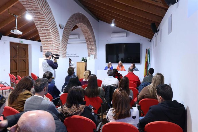 El Ayuntamiento destinará 2,5 millones de euros para acometer la climatización integral de los colegios del municipio, según ha anunciado la alcaldesa, Ángeles Muñoz, durante la reunión mantenida con los directores de dichos equipamientos.