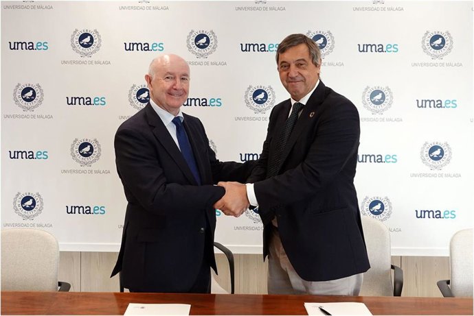 El rector de la Universidad de Málaga, Teodomiro López Navarrete, y el presidente de Málaga Silver Hub, Luis Castillo, firman un convenio de colaboración.