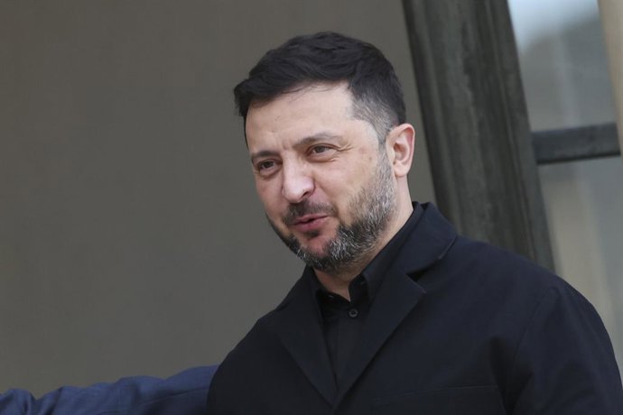 17 de novembro de 2025, Paris, França, França: Emmanuel Macron recebe Volodymyr Zelensky no Palais de l'Elysee na segunda-feira, 17 de novembro de 2025