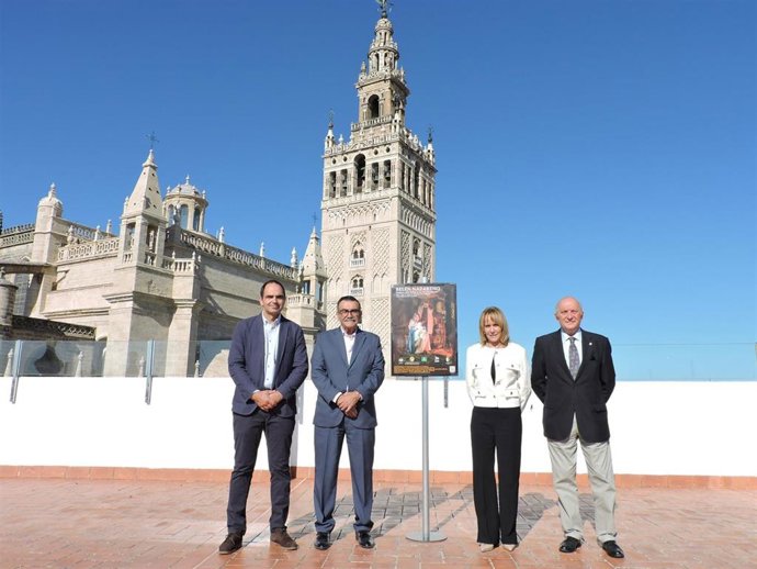 El alcalde de Santiponce, Juan José Ortega; la concejala de Cultura, Carolina Casanova; el hermano mayor, Manuel Javier Velázquez y el secretario primero, Miguel Ángel Ortega, de la Hermandad del Rosario.