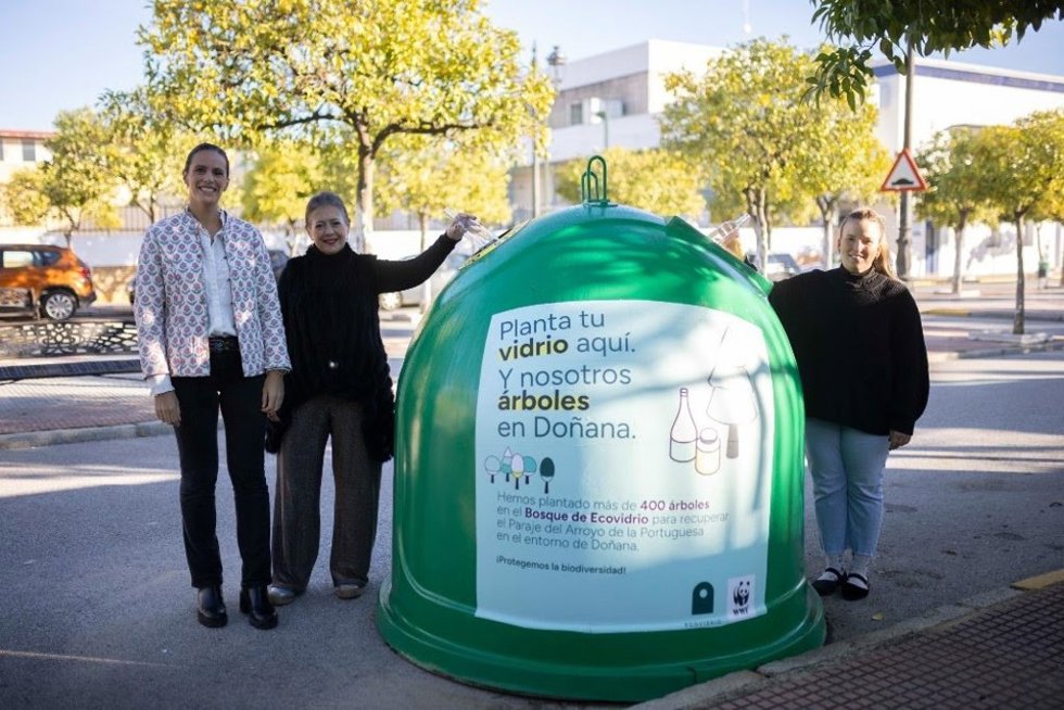 De izquierda a derecha: Coral Rojas-Marcos, subdirectora de gerencias de la zona sur de Ecovidrio, Joaquina del Valle, alcaldesa de Hinojos e Inés Rosario, concejal de Cultura.