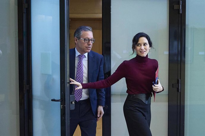 El senador del PP Alfonso Serrano y la presidenta de la Comunidad de Madrid, Isabel Díaz Ayuso, a su llegada a un pleno de la Asamblea de Madrid, a 20 de noviembre de 2025, en Madrid (España)