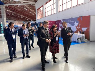 El delegado del Gobierno andaluz en Granada, Antonio Granados, primero por la derecha en la imagen, en la visita a la 40ª Feria Acutelan en Fermasa