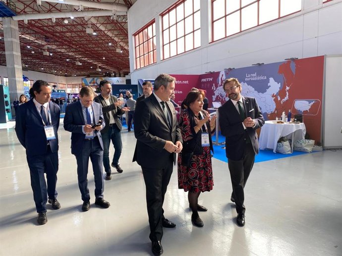 El delegado del Gobierno andaluz en Granada, Antonio Granados, primero por la derecha en la imagen, en la visita a la 40ª Feria Acutelan en Fermasa