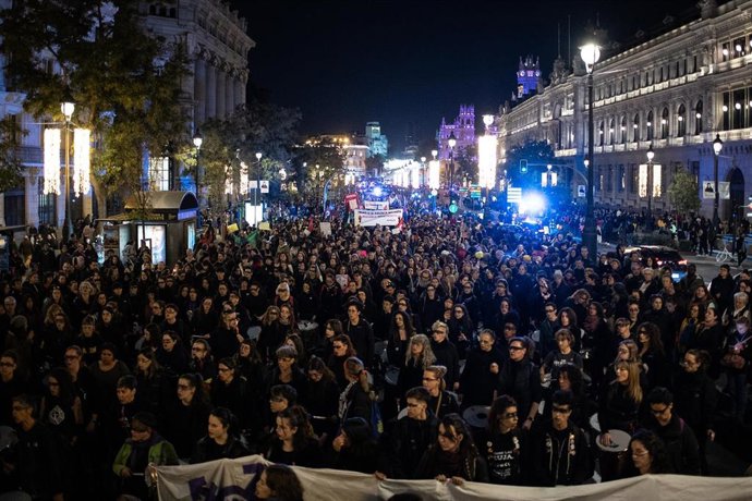 Archivo - Centenares de personas, durante una manifestación contra la violencia hacia las mujeres, a 25 de noviembre de 2023, en Madrid (España). 