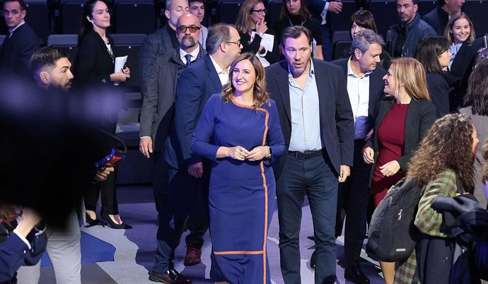 L'alcaldessa de València, María José Catalá (e), junt amb el ministre de Transports, Óscar Puente, en l'acte celebrat en aquesta ciutat en favor del Corredor Mediterrani.