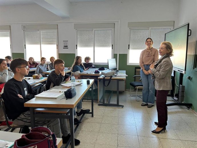 La consejera de Educación, Mercedes Vaquera, visita el IES Castuera.