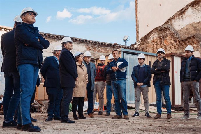 La presidenta de la Diputación de Toledo, Concepción Cedillo, visita la Casa de los Canónigos de Talavera de la Reina acompañada, entre otros, por el alcalde de la ciudad, José Julián Gregorio.