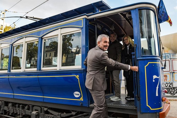 Collboni entra a uno de los vehículos del Tramvia Blau