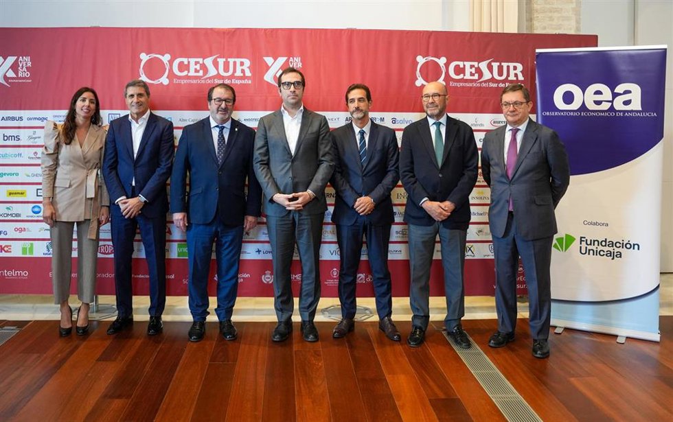 El ministro de Economía, Comercio y Empresa, Carlos Cuerpo, en una foto de familia dentro del acto inaugural del foro Avanzando hacia la incertidumbre. 