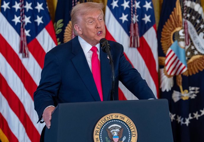 13 de novembro de 2025, Washington, Distrito de Colúmbia, Estados Unidos: O Presidente DONALD TRUMP e a Primeira Dama MELANIA TRUMP participam da Cerimônia de Assinatura de uma Ordem Executiva sobre Fomentar o Futuro das Crianças e Famílias Americanas.