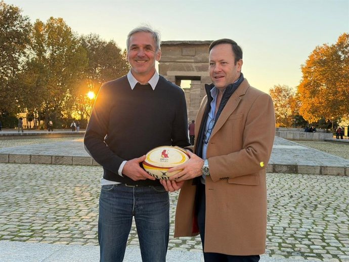 Régis Sonnes, nuevo seleccionador nacional absoluto femenino de Rugby XV (izquierda), y el presidente de la RFER, Juan Carlos Martín 'Hansen'.