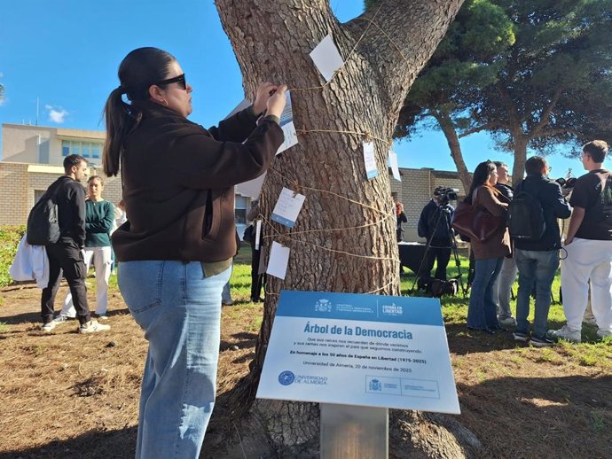 Participantes del acto 'Árbol de la Democracia', celebrado en el campus de la Universidad de Almería dentro de los actos del programa 'España en Libertad, 50 años'.
