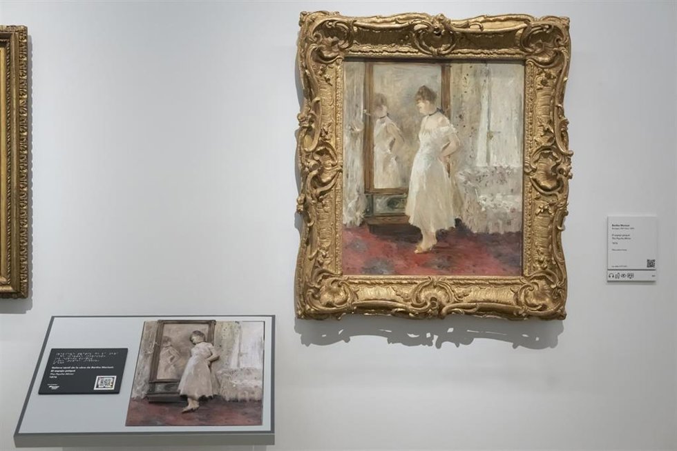 Relieve y la obra de El espejo psiqué (1876), de Berthe Morisot. Museo Nacional Thyssen-Bornemisza