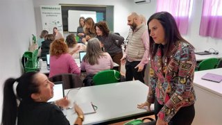 Gálvez (dcha.) habla con una alumna de los cursos del programa 'Preparadas'.