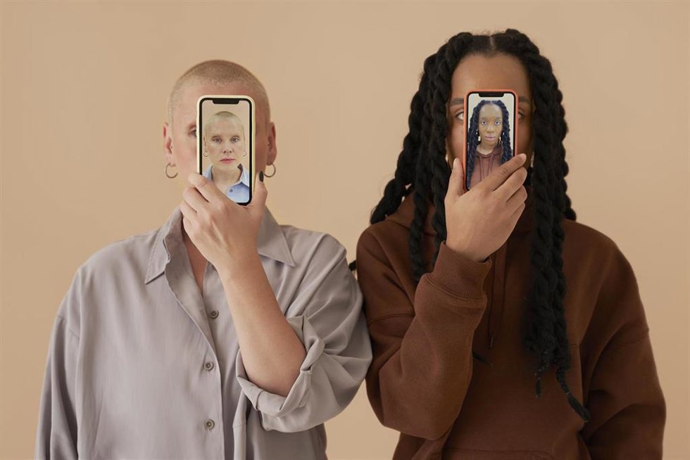Archivo - Personas utilizando un 'smartphone'.