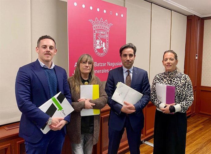 El diputado foral de Movilidad Sostenible e Infraestructuras Viarias, Jon Nogales, durante su comparecencia en las Juntas Generales de Álava