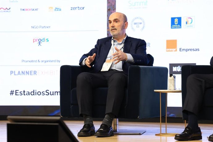 El director del Departamento de Relaciones Institucionales y Proyectos Internacionales de la RFEF, Eduard Dervishaj, durante su intervención en 'Estadios Summit'.