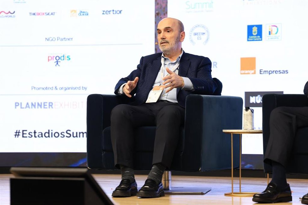 El director del Departamento de Relaciones Institucionales y Proyectos Internacionales de la RFEF, Eduard Dervishaj, durante su intervención en 'Estadios Summit'.