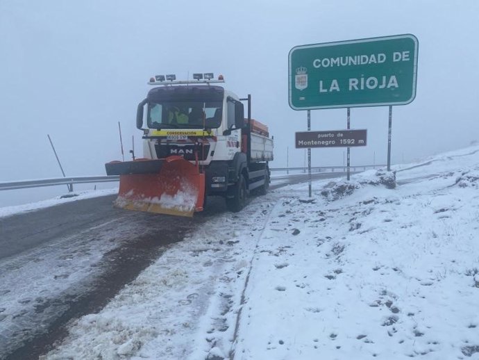 Un quitanieves trabajando en las carreteras riojanas
