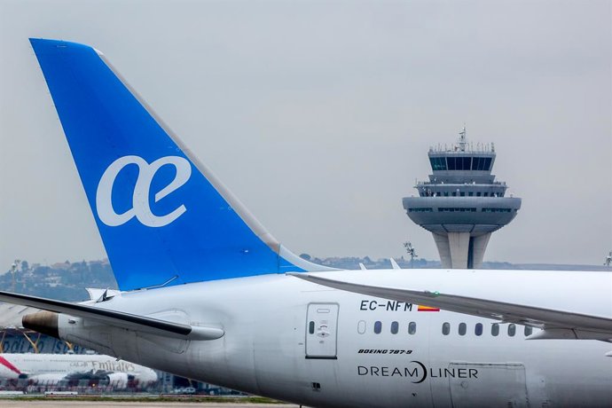 Archivo - Arquivo - Um avião da companhia aérea AirEuropa no aeroporto Adolfo Suárez Madrid-Barajas, em 2 de janeiro de 2024, em Madri, Espanha. A UGT convocou uma greve dos trabalhadores das torres de controle de pista do aeroporto Adolfo Suárez Madrid-B
