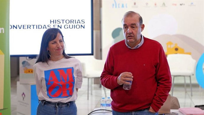 Celia de Molina, acompañada por el director de Fical, Enrique Iznaola.