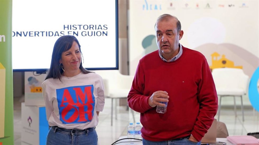 Celia de Molina, acompañada por el director de Fical, Enrique Iznaola.