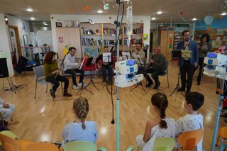 Una actuación musical en el aula hospitalaria del Reina Sofía.