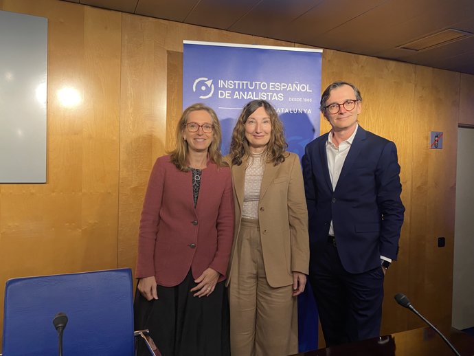 (de izquierda a derecha): Sofía Rodríguez, economista jefe en el Banco Sabadell; Margarida Gabarró, presidenta de la delegación catalana del Instituto Español de Analistas; y Enric Fernández, economista jefe en CaixaBank.