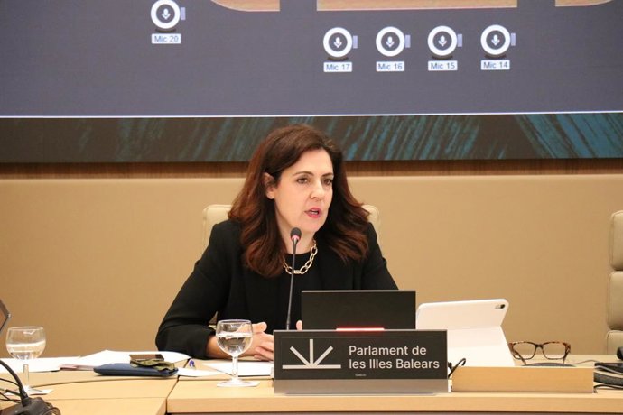 La consellera de Familias, Bienestar Social y Atención a la Dependencia, Sandra Fernández, comparece en la Comisión de Asuntos Sociales del Parlament.