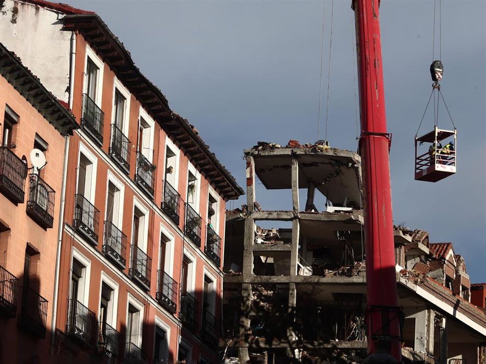 Archivo - Un grúa durante el desmontaje del edificio siniestrado en el número 98 de la calle Toledo, en Madrid (España), a 22 de enero de 2021. El Ayuntamiento de Madrid prevé que los trabajos de desmontaje del edificio donde se causó una explosión dura