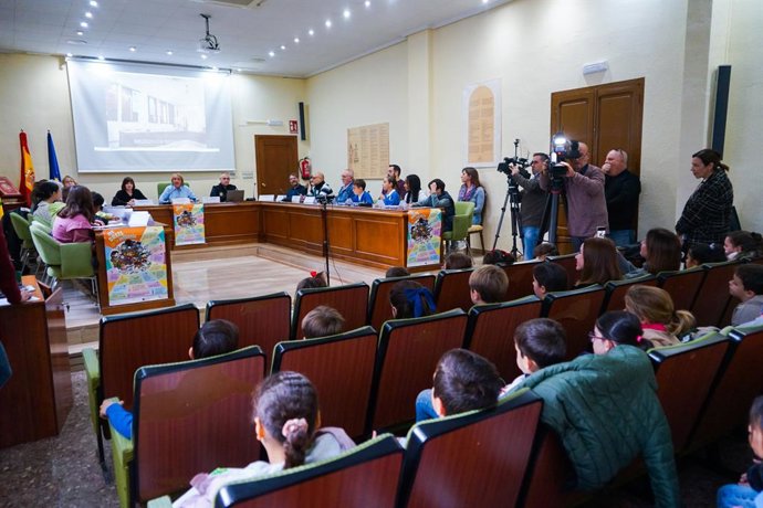 Imatge dels xiquets veïns de Benetússer en el ple infantil dedicat a les emergències del canvi climàtic