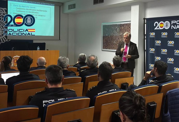 La Policía Nacional en Córdoba celebra unas jornadas dedicadas a la formación policial e intervenciones en materia de grandes catástrofes.