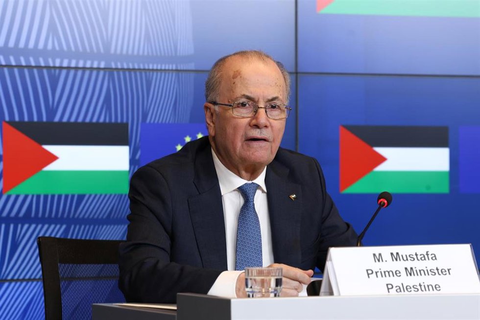 Archivo - El primer ministro palestino, Mohamed Mustafa, en rueda de prensa desde Bruselas.