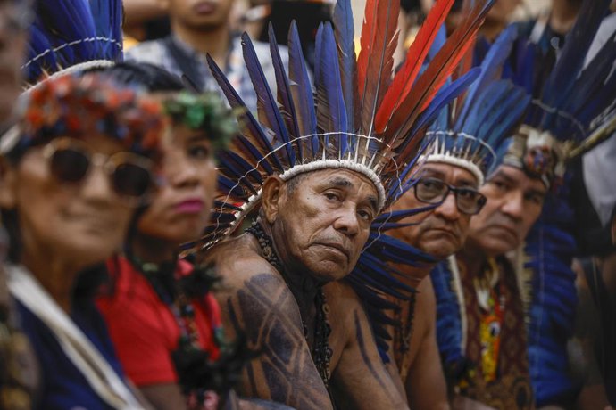 14 November 2025, Brazil, Belem: Indigenous people from the Munduruku tribe from the lower Tapajos region take part in a meeting with the President of the COP30, the Brazilian Environment Minister and the Brazilian Minister for Indigenous Peoples. Photo: 