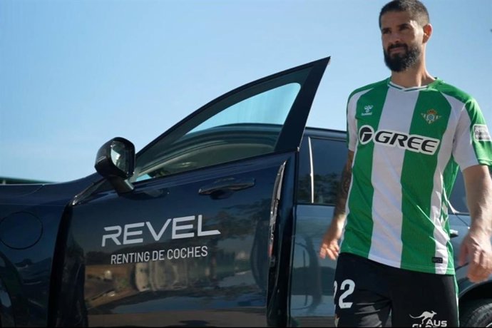 Isco Alarcón, en la foto de capitanes del Betis promovida por REVEL.