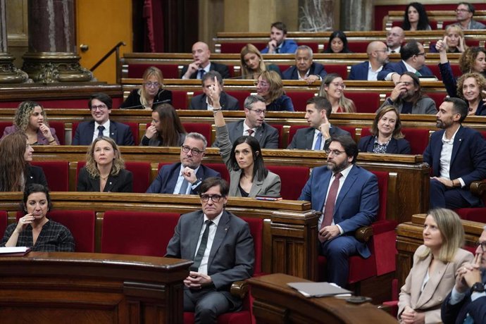 El president Salvador Illa (c) durante una sesión de control al Govern, en el Parlament de Catalunya, a 19 de noviembre de 2025, en Barcelona, Catalunya (España). Foto de archivo