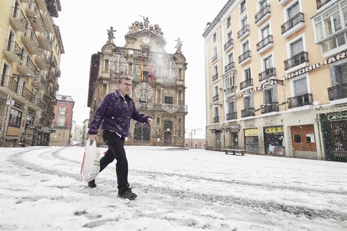 Archivo - Un hombre camina sobre la nieve, a 28 de noviembre de 2021, en Pamplona, Navarra (España). 