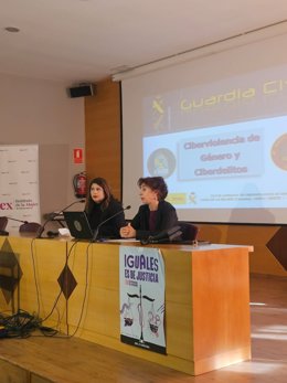 Jornada de Ciberdelicencia en la Casa de la Mujer en Cáceres.