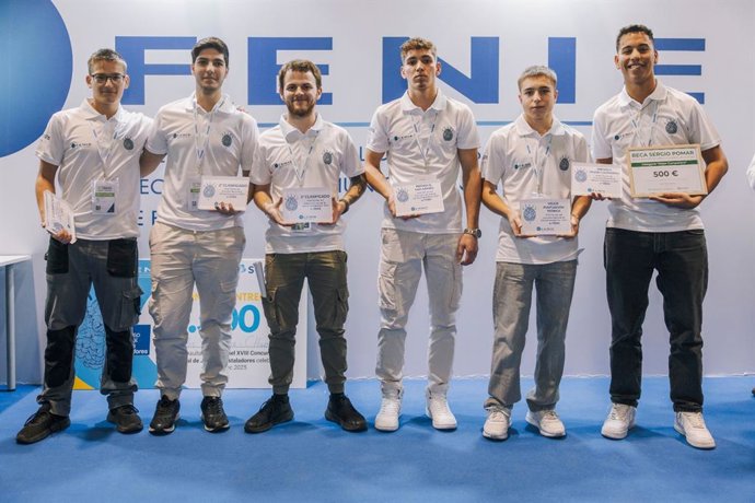 Carlos Larraz, gana el título de Mejor instalador Novel 2025 en la final del Concurso Nacional de Jóvenes Instaladores organizada por FENIE en MATELEC