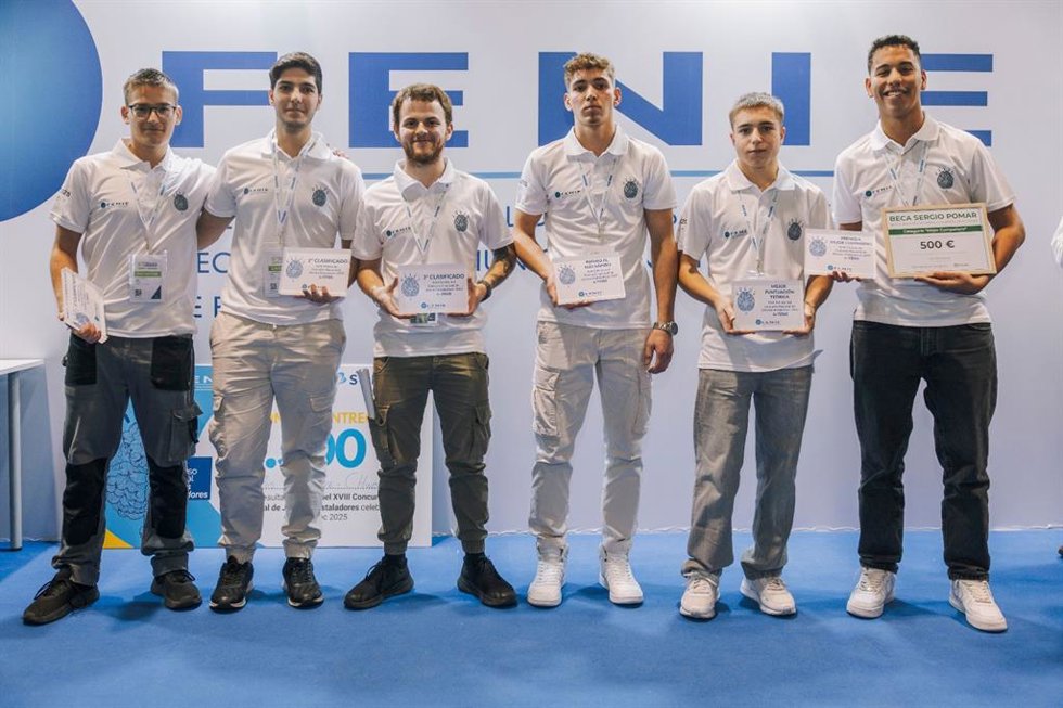 Carlos Larraz, gana el título de Mejor instalador Novel 2025 en la final del Concurso Nacional de Jóvenes Instaladores organizada por FENIE en MATELEC