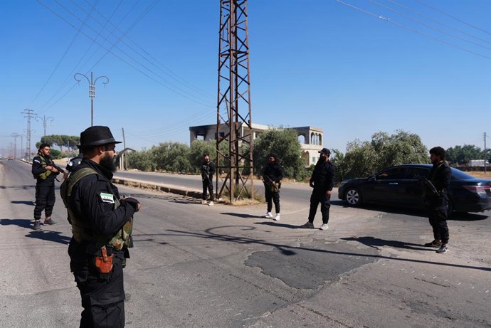 Archivo - July 15, 2025, Sweida, Syria: Fighters affiliated with Syrian security forces secure civilian families displaced from the city of Sweida due to sectarian clashes between Druze factions and Bedouin tribes, which left dozens dead.
