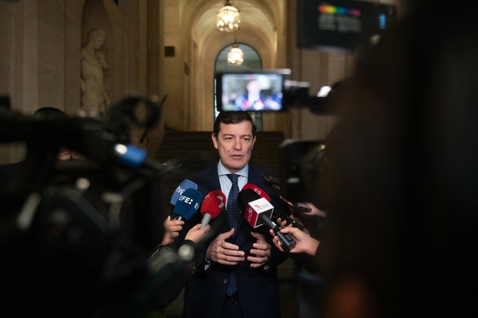 El presidente de la Junta de Castilla y León, Alfonso Fernández Mañueco, ofrece declaraciones a la prensa antes de presentar la Campaña de Turismo de Castilla y León, en la Real Academia de Bellas Artes de San Fernando, a 28 de octubre de 2025, en 