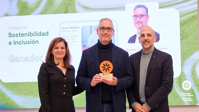 El director de 'Cambio Climático' de Canal Sur Radio, Javier Bolaños, recoge su galardón en los IV Premios de Periodismo de la Industria Cosmética.