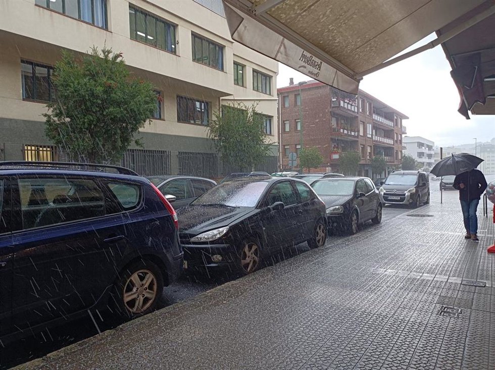 Un hombre se protege de una fuerte granizada en Getxo (Bizkaia)