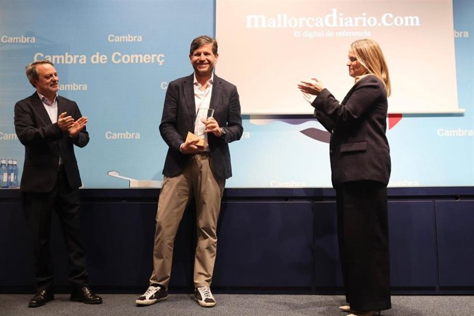 La presidenta del Govern, Marga Prohens, aplaude el actual director de fútbol del Atlético de Madrid, Mateu Alemany, tras recibir un premio a su trayectoria.