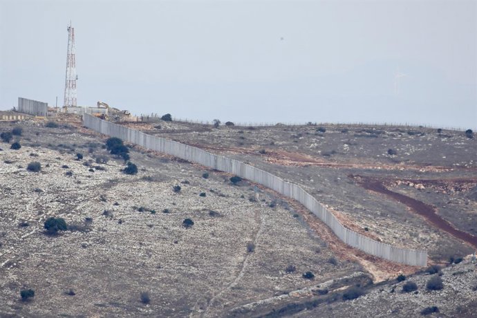 YAROUN, 17 de novembro de 2025 -- Esta foto tirada em 16 de novembro de 2025 mostra uma seção do muro que Israel está construindo na fronteira de Yaroun, no sul do Líbano. A Força Interina das Nações Unidas no Líbano (UNIFIL) confirmou, em 14 de novembro,