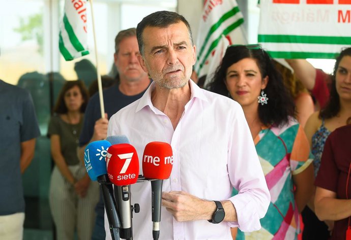 Archivo - El coordinador federal de Izquierda Unida, Antonio Maíllo, atiende a los medios de comunicación tras la concentración del día de hoy. A 18 de junio de 2025 en Málaga, Andalucía (España).